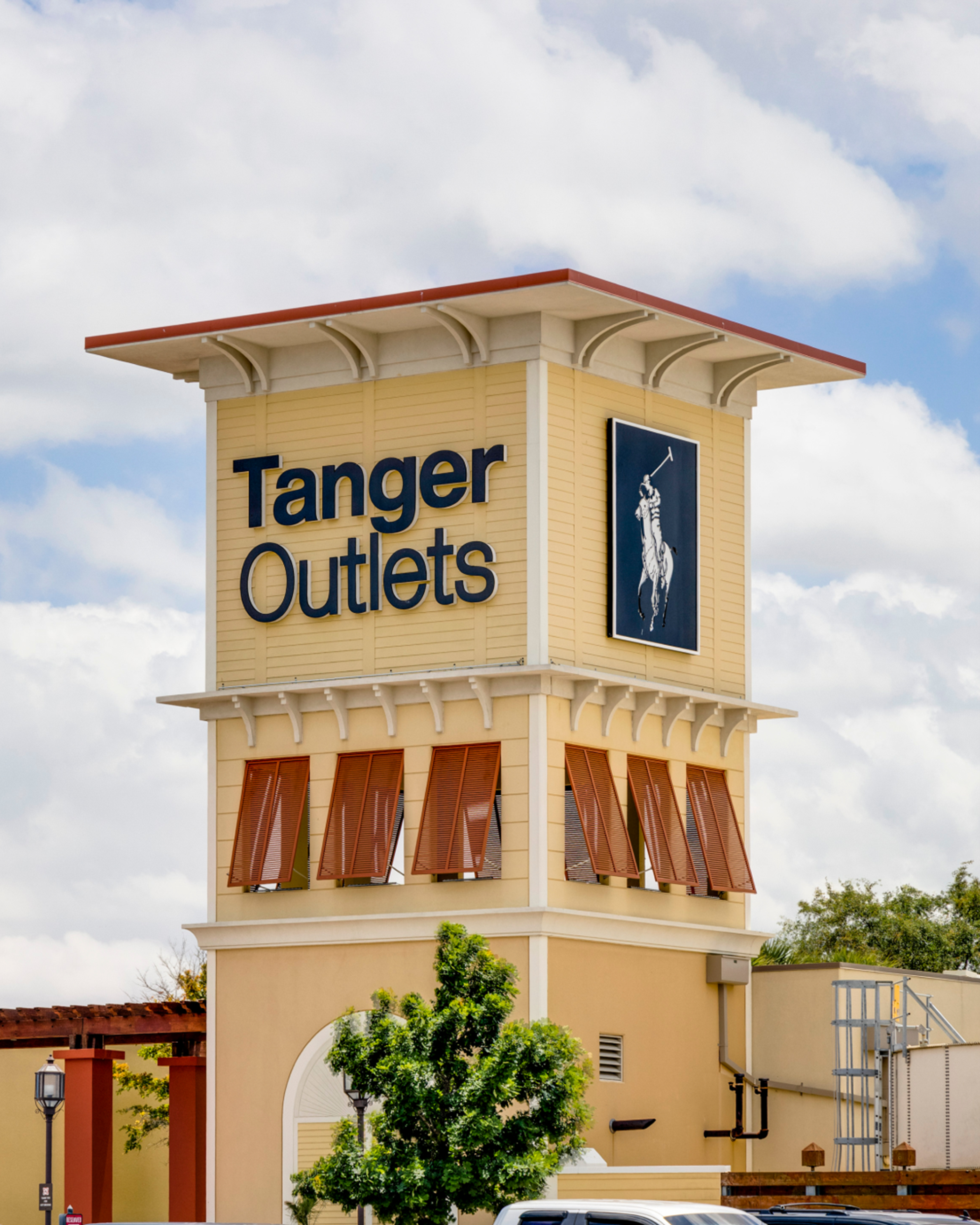 Outlet mall shopping center sign