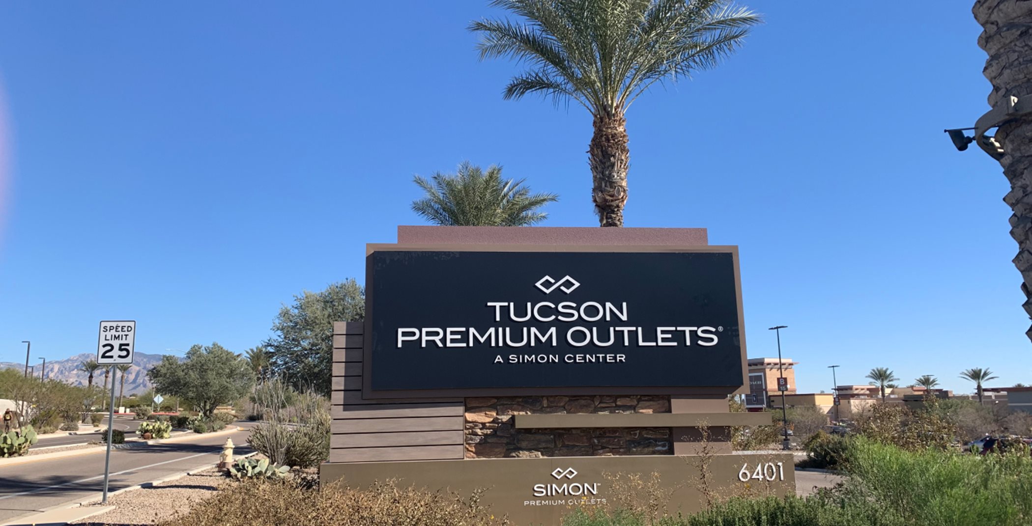 Monument sign of Tucson Premium Outlets