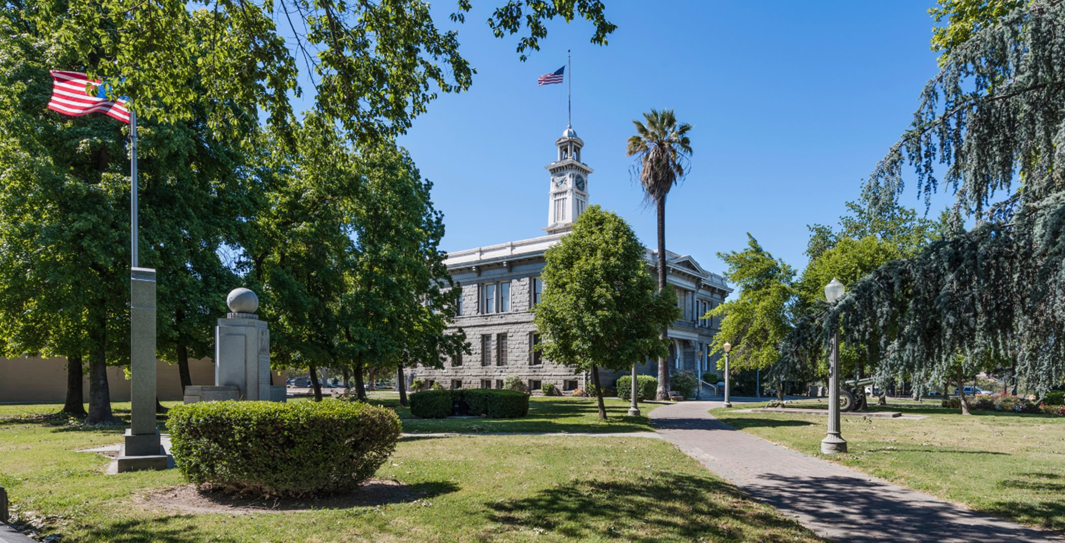 Madera Courthouse lined with greenery