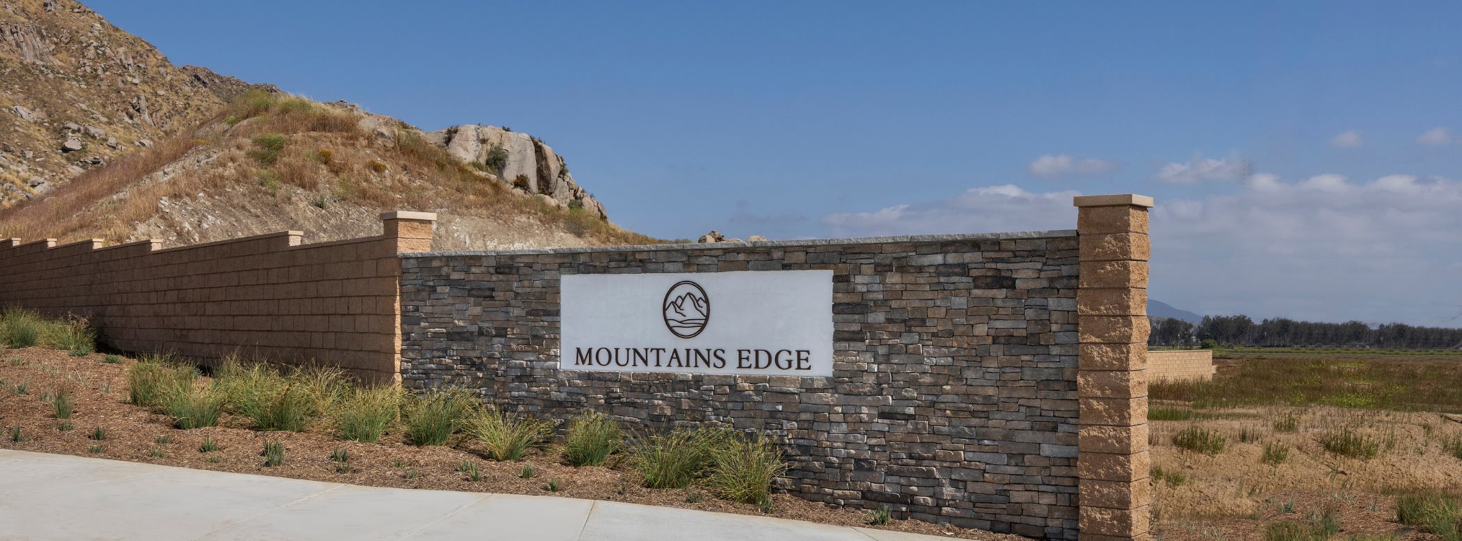 Mountains edge monument pic