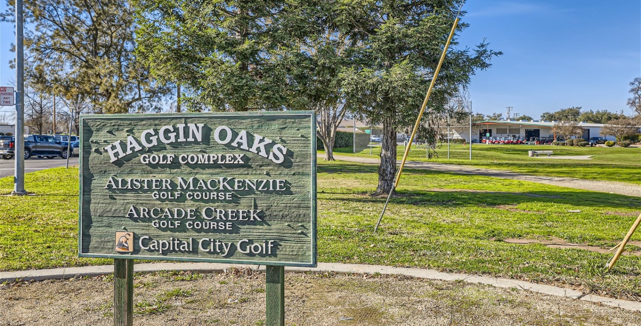 Higgin Oaks Golf complex entry sign