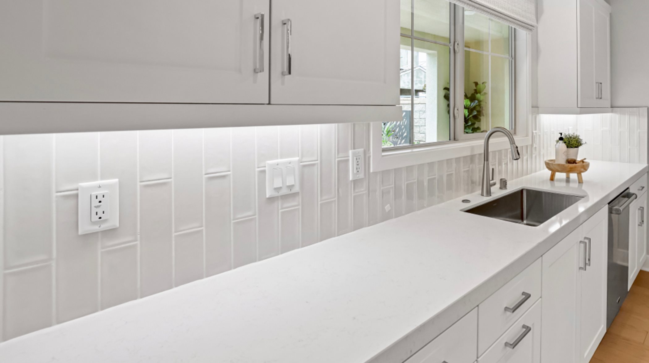 Undercabinet task lighting to illuminate kitchen counters