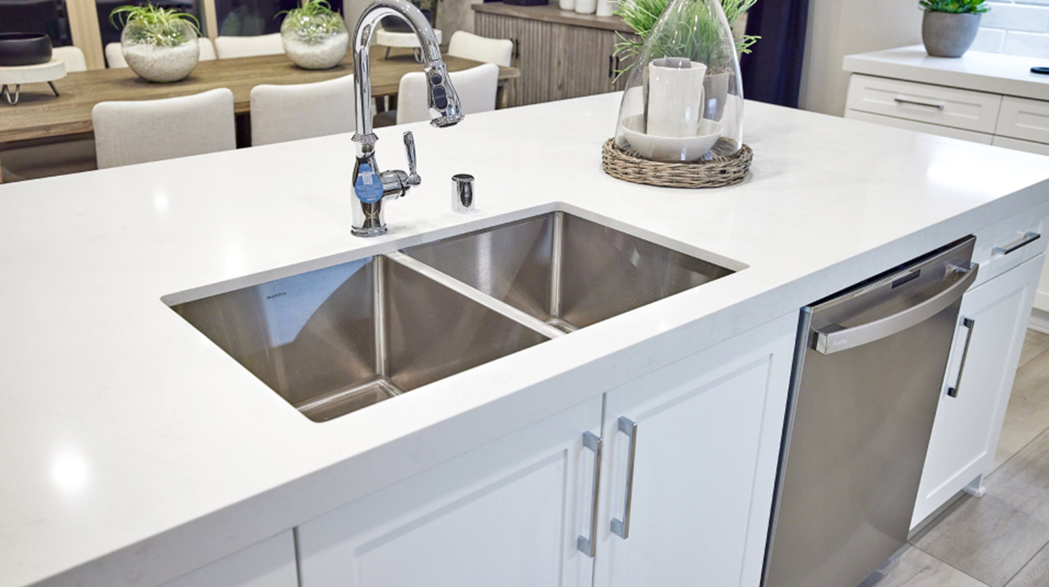 Kitchen sink and pulldown faucet