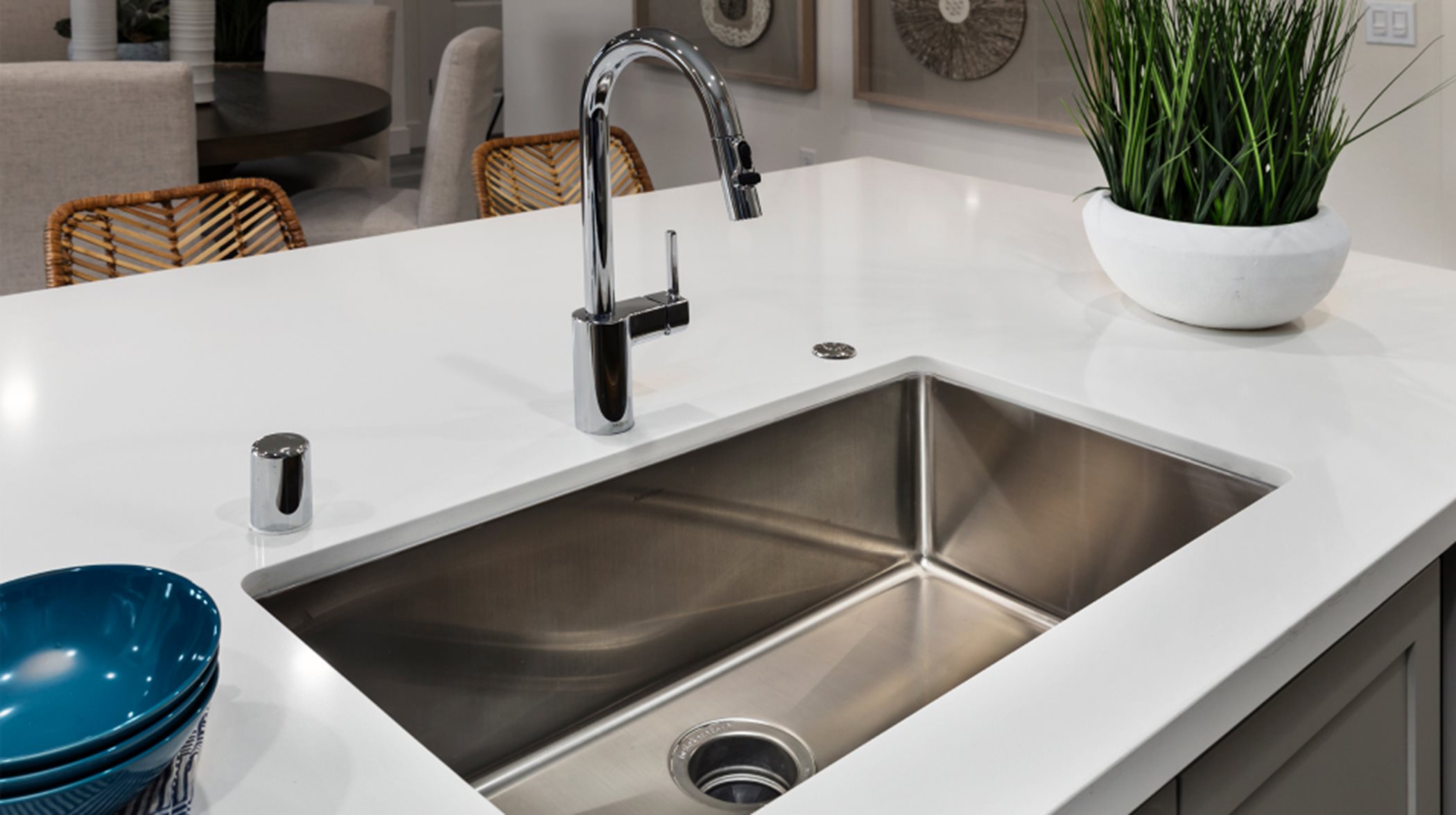Undermount sinks and faucet