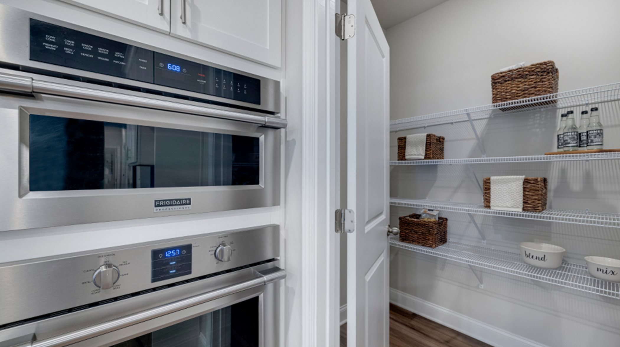 Crestwood Kitchen Oven and pantry